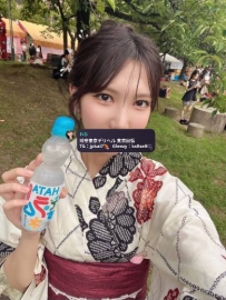 長い美脚と甘いルックスを持ち、