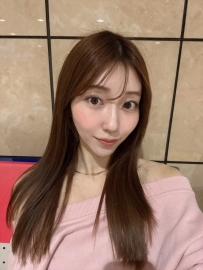 彼女は背中合わせのスタイルが大好きで、殴られながらあなたを見ています