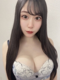 彼女はモデルのように背が高くて、繊細な顔をしています。