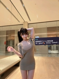 一开始他似乎有点疏远，但几分钟后他就来到了我身边。