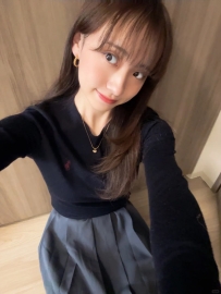 若くて明るい、スレンダーな体型