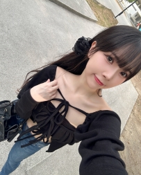 細いウエストとすらりとした美脚を持ち