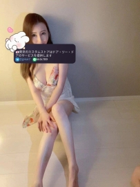 一开始他面无表情，有点冷淡，